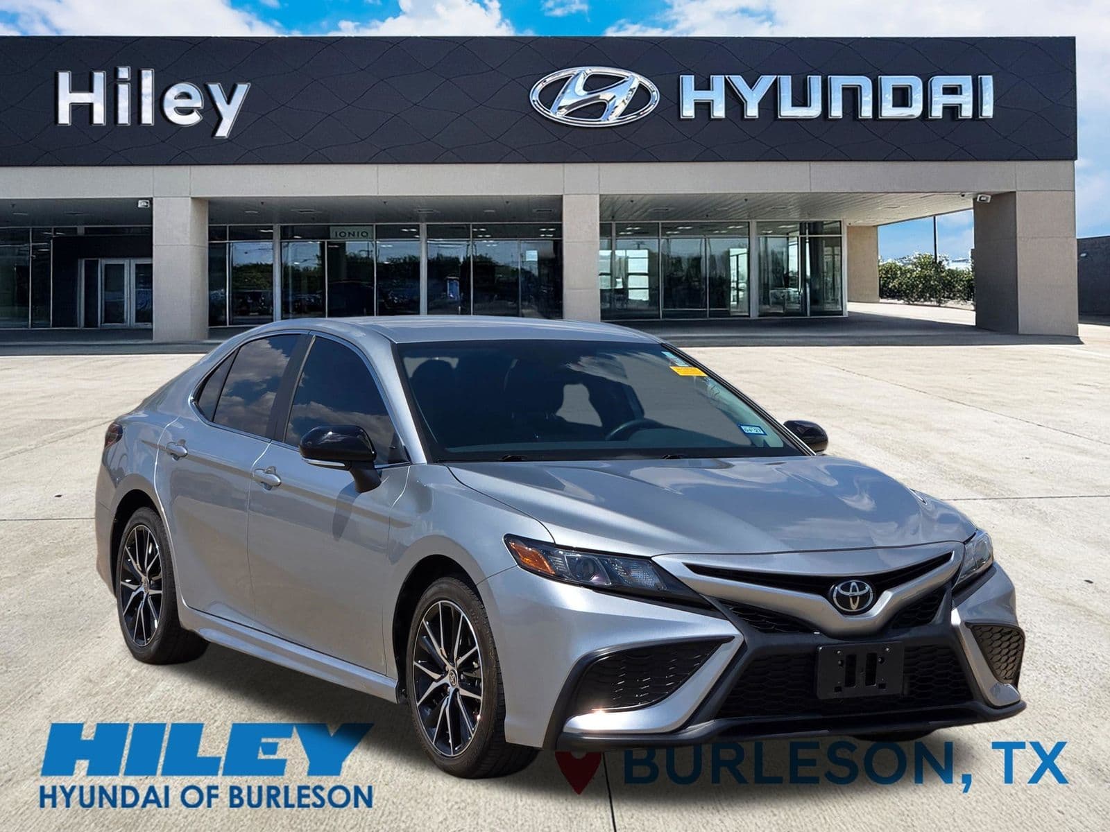 2024 Toyota Camry SE — photo 1 of 13