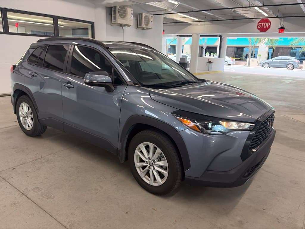 2024 Toyota Corolla Cross LE — photo 1 of 3