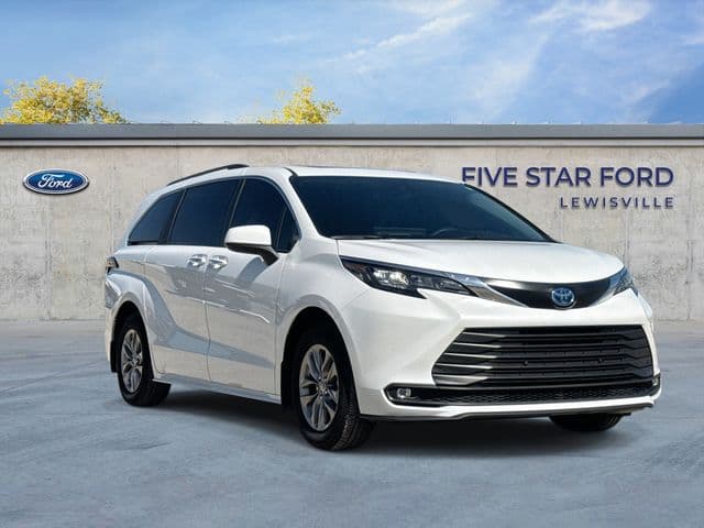 2025 Toyota Sienna XLE — photo 1 of 27