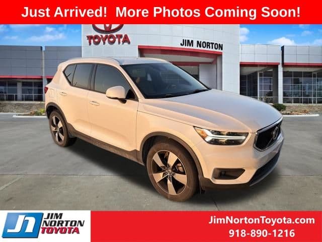 2021 Volvo XC40 Momentum — photo 1 of 12