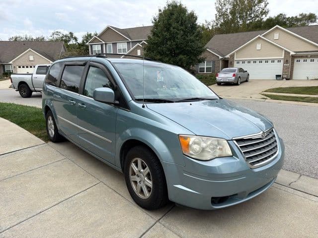 2010 Chrysler Town & Country Touring — photo 1 of 30