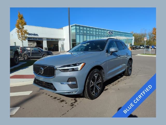 2022 Volvo XC60 Momentum — photo 1 of 9