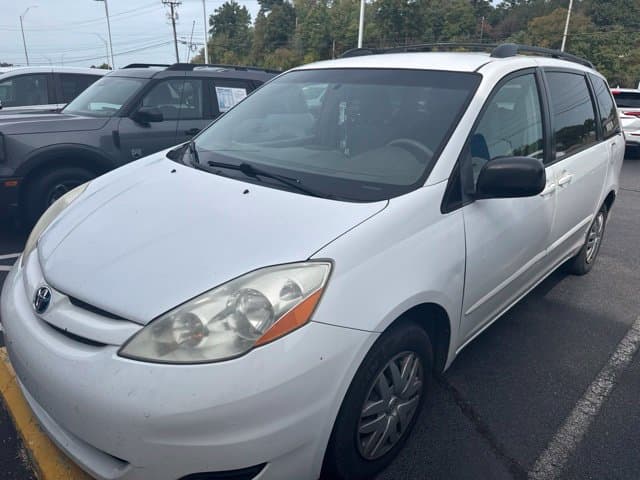 2009 Toyota Sienna LE — photo 1 of 8