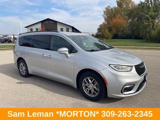 2022 Chrysler Pacifica Touring — photo 1 of 12