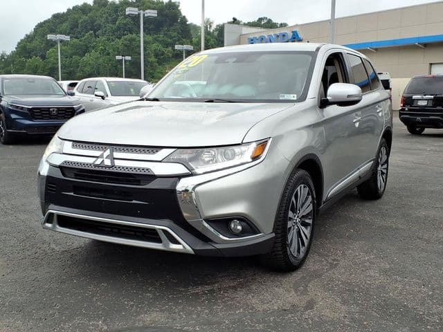 2020 Mitsubishi Outlander Base — photo 1 of 39
