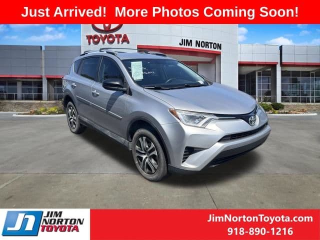 2016 Toyota RAV4 LE — photo 1 of 12