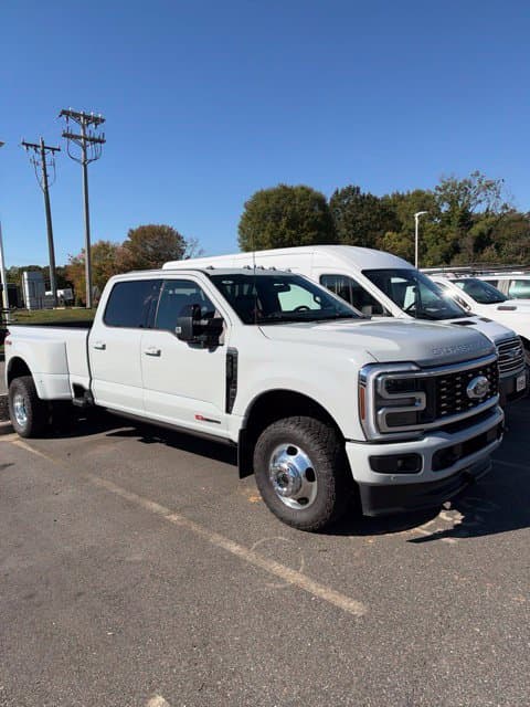 2026 Ford Super Duty F-350 DRW Platinum — photo 1 of 3