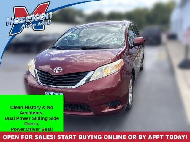 2013 Toyota Sienna LE — photo 1 of 2