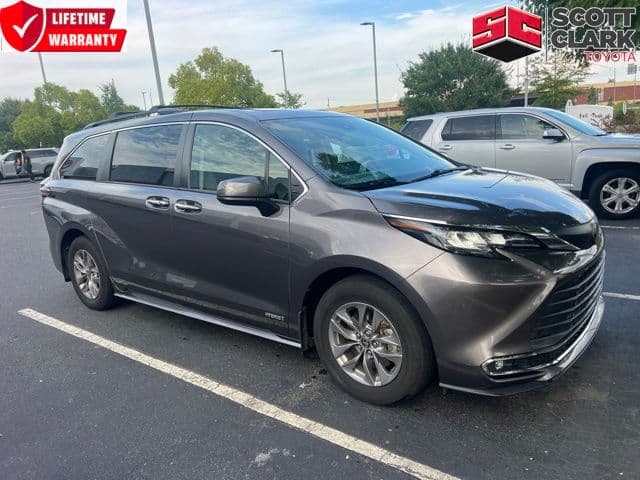 2021 Toyota Sienna XLE — photo 1 of 12