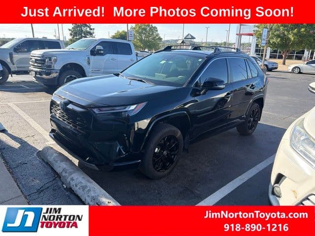 2023 Toyota RAV4 Hybrid SE — photo 1 of 12