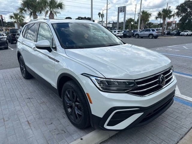 2023 Volkswagen Tiguan SE — photo 1 of 24