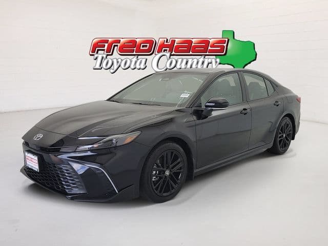 2025 Toyota Camry SE — photo 1 of 33