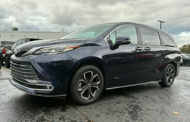 2026 Toyota Sienna Platinum — photo 1 of 3