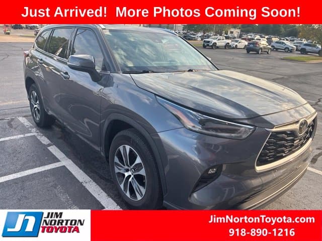 2021 Toyota Highlander XLE — photo 1 of 12