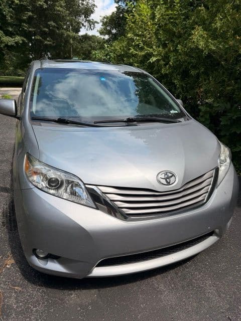 2017 Toyota Sienna XLE — photo 1 of 10