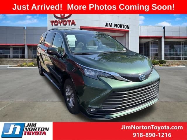 2025 Toyota Sienna XLE — photo 1 of 10