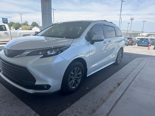 2025 Toyota Sienna XLE — photo 1 of 23