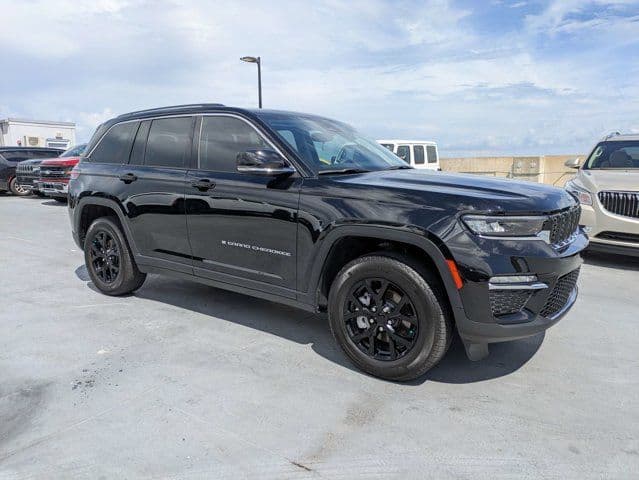 2023 Jeep Grand Cherokee Limited — photo 1 of 32