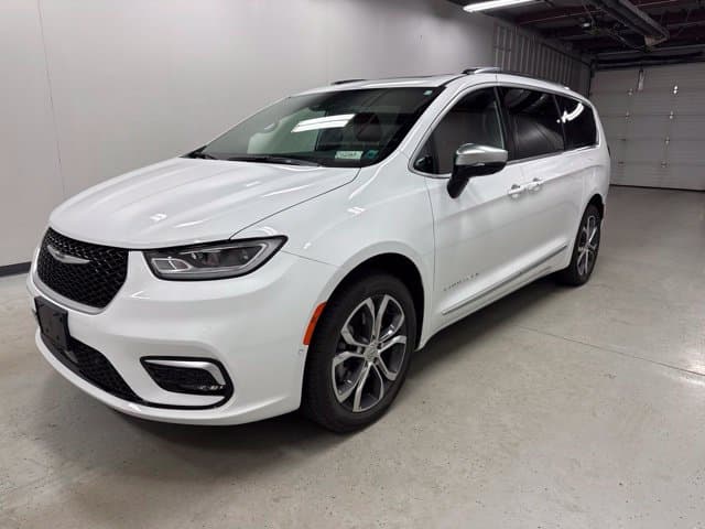 2026 Chrysler Pacifica Pinnacle — photo 1 of 5