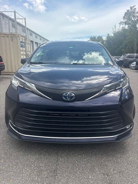 2023 Toyota Sienna XLE — photo 1 of 29