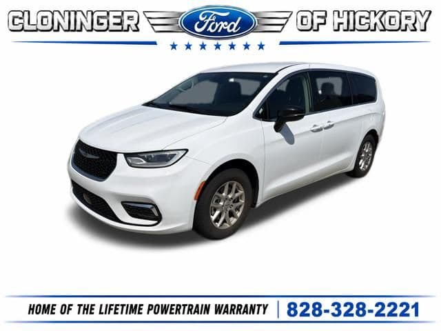 2024 Chrysler Pacifica Touring L — photo 1 of 21