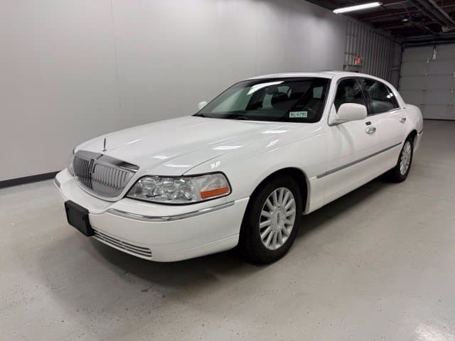 2003 Lincoln Town Car Signature — photo 1 of 5