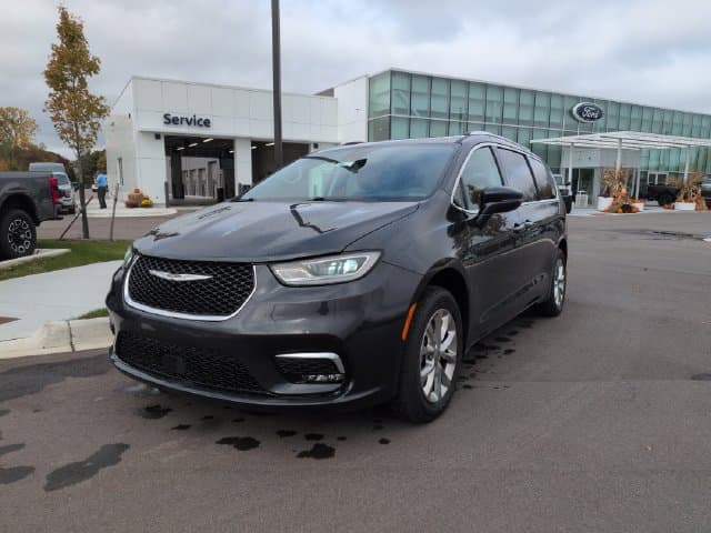 2021 Chrysler Pacifica Touring L — photo 1 of 9