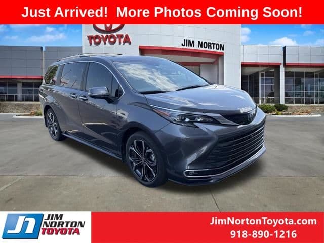 2025 Toyota Sienna Platinum — photo 1 of 11