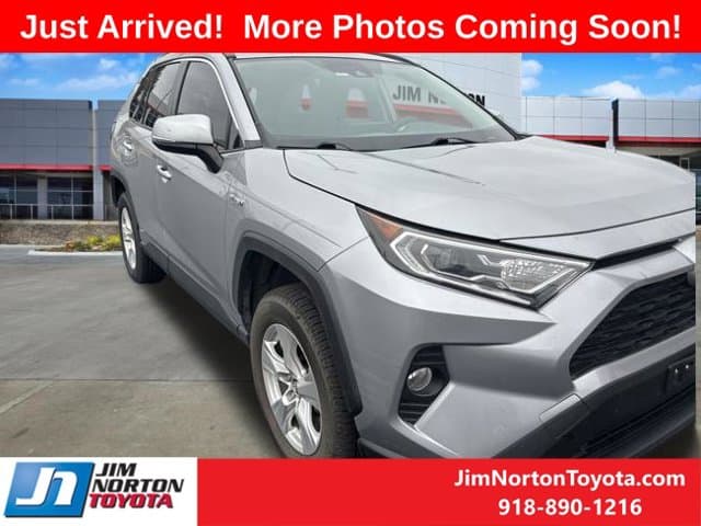 2019 Toyota RAV4 Hybrid XLE — photo 1 of 12