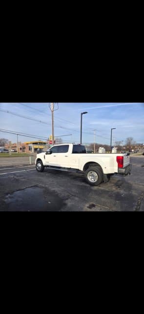 2022 Ford Super Duty F-450 DRW LARIAT — photo 1 of 2