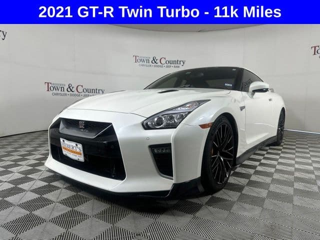 2021 Nissan GT-R Premium — photo 1 of 36