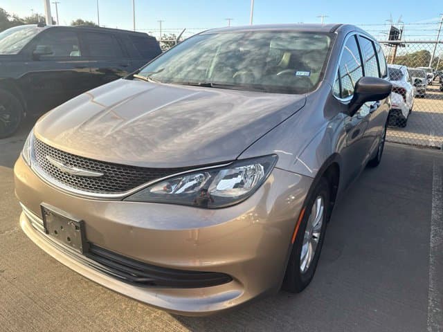 2017 Chrysler Pacifica Touring — photo 1 of 10