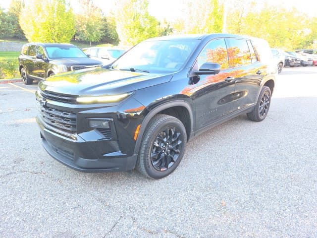 2024 Chevrolet Traverse LS — photo 1 of 10