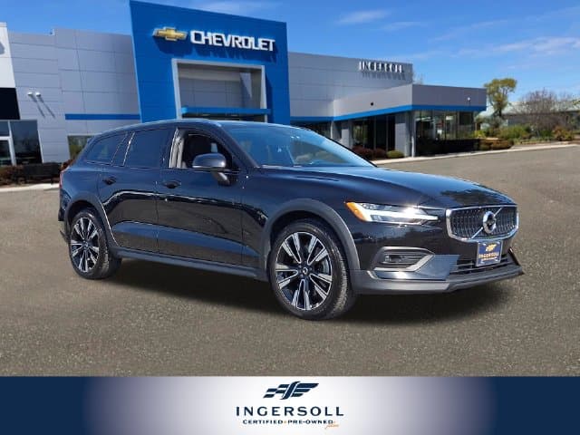 2022 Volvo V60 Cross Country Base — photo 1 of 33