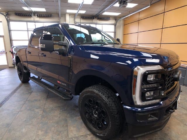 2027 Ford Super Duty F-350 SRW LARIAT — photo 1 of 24