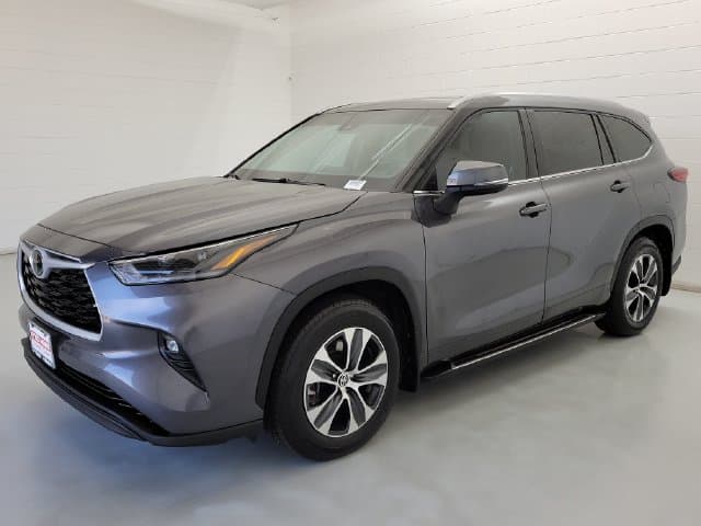 2021 Toyota Highlander XLE — photo 1 of 35