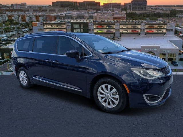 2019 Chrysler Pacifica Touring L — photo 1 of 30