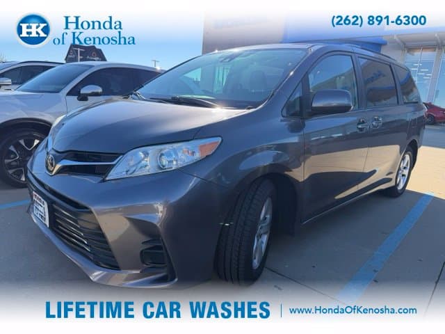 2018 Toyota Sienna LE — photo 1 of 8