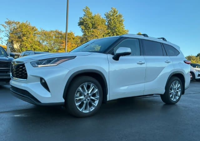 2023 Toyota Highlander Limited — photo 1 of 5