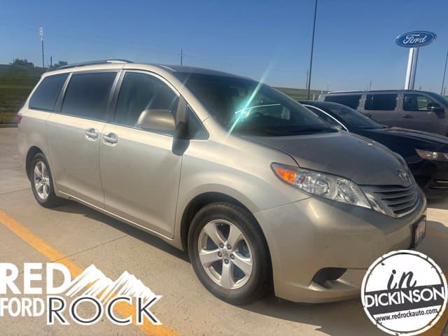 2015 Toyota Sienna LE — photo 1 of 15
