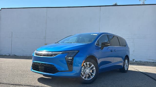 2027 Chrysler Pacifica Select — photo 1 of 30