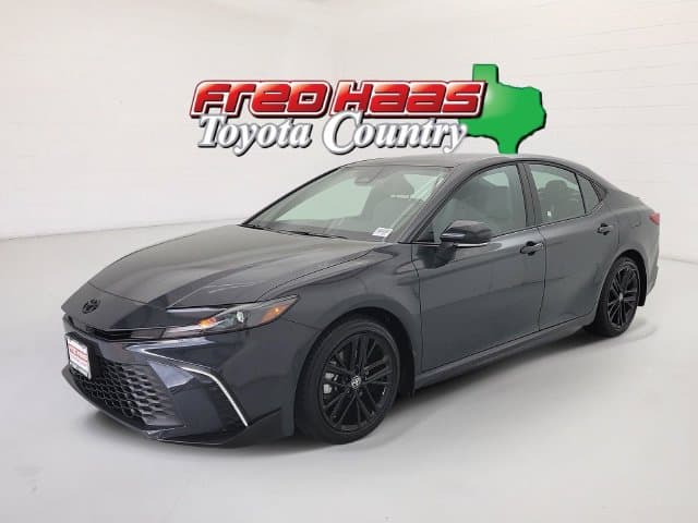 2025 Toyota Camry SE — photo 1 of 32