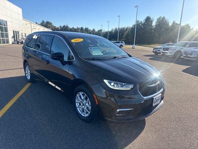 2025 Chrysler Pacifica Select — photo 1 of 5