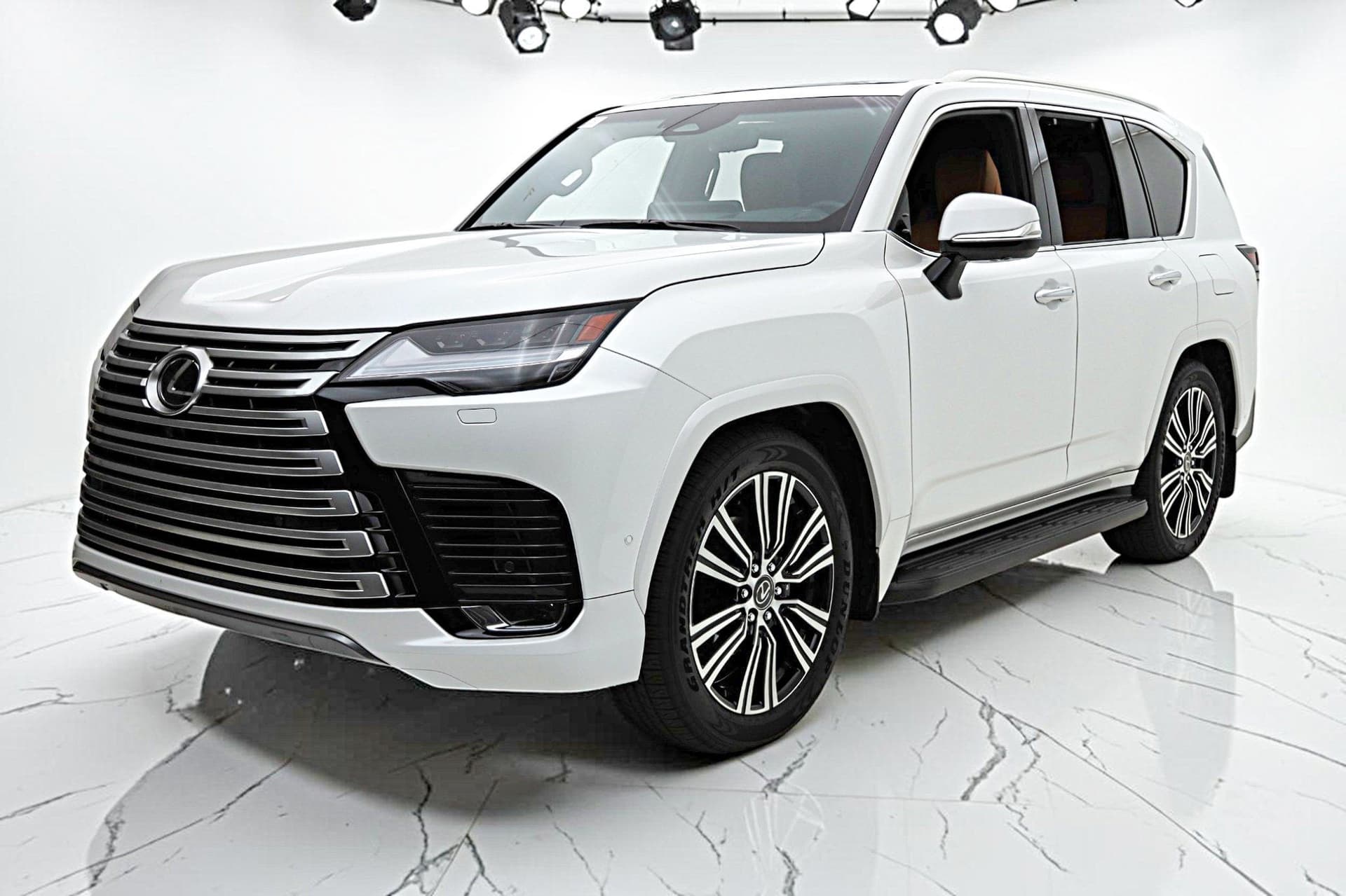 2025 Lexus LX LX 700h Luxury — photo 1 of 37