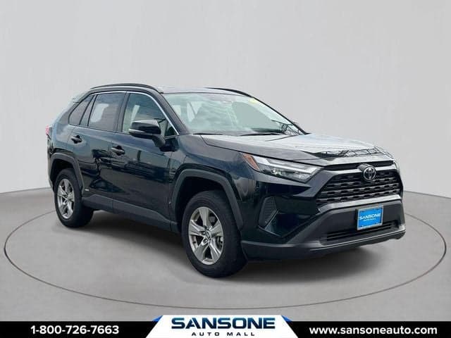 2025 Toyota RAV4 Hybrid XLE — photo 1 of 33