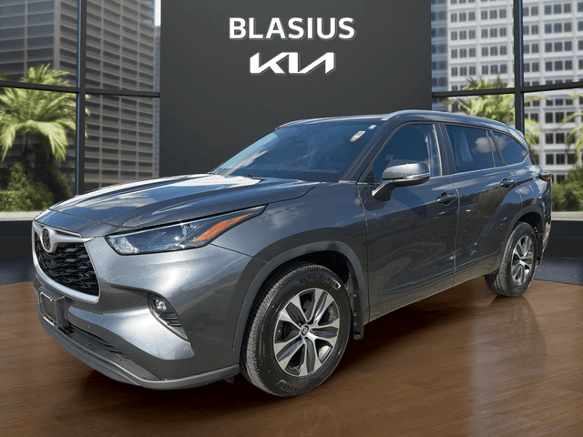 2023 Toyota Highlander XLE — photo 1 of 39