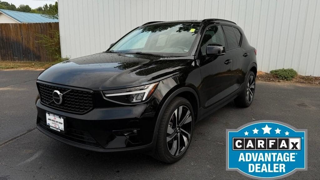 2023 Volvo XC40 B4 Plus Dark Theme — photo 1 of 26