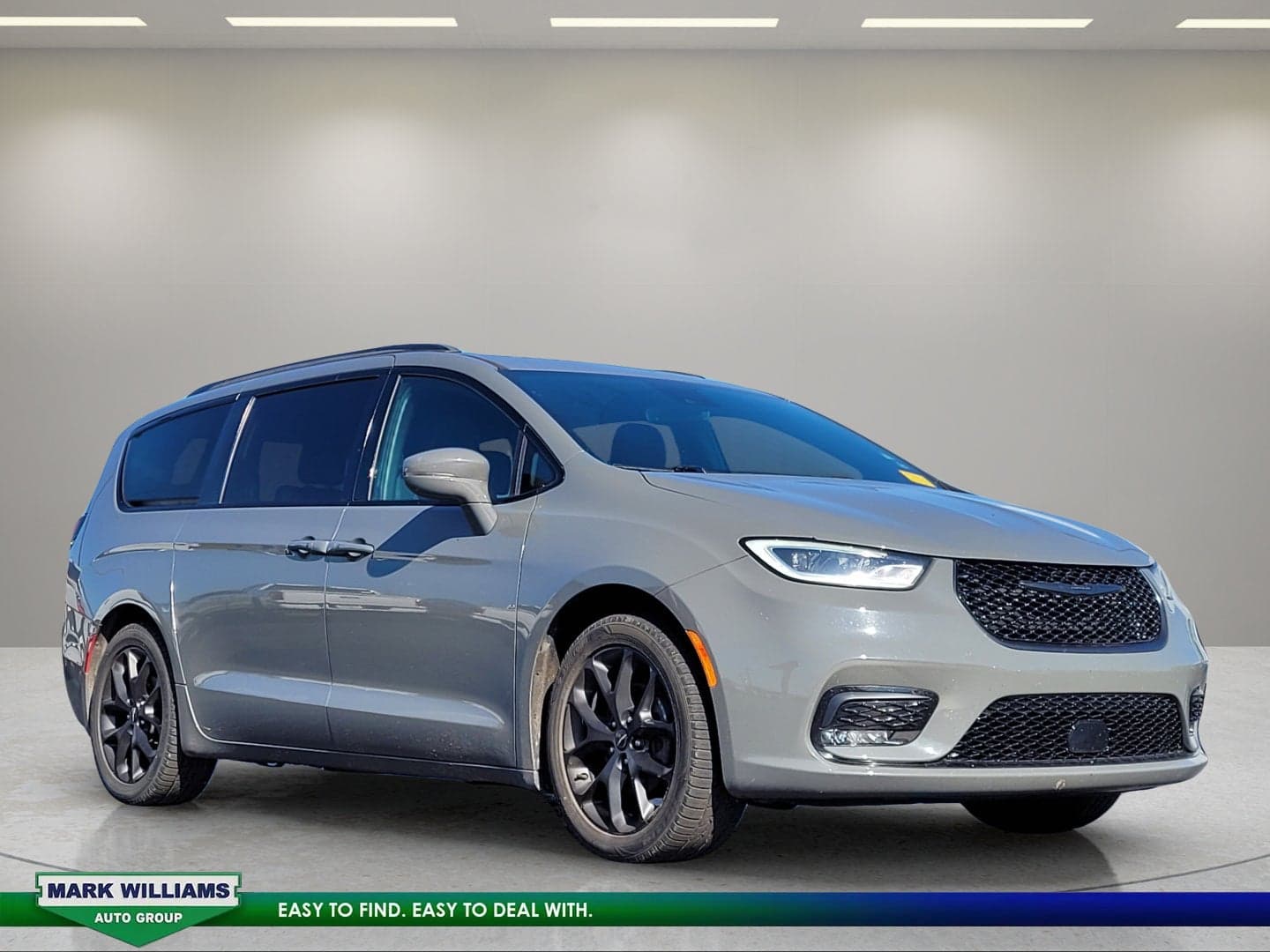 2021 Chrysler Pacifica Touring — photo 1 of 11