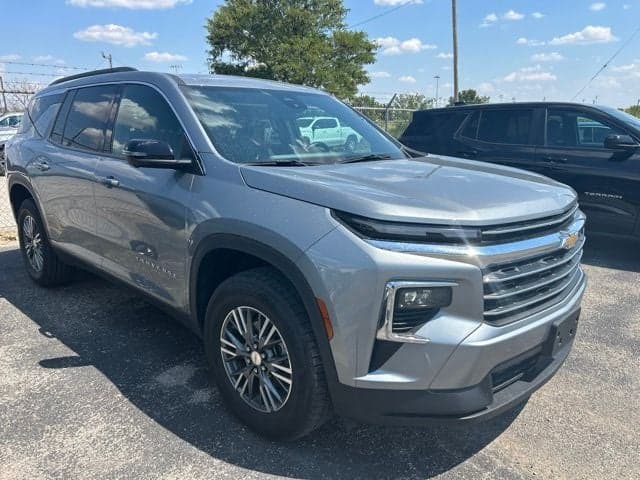 2024 Chevrolet Traverse LT — photo 1 of 9
