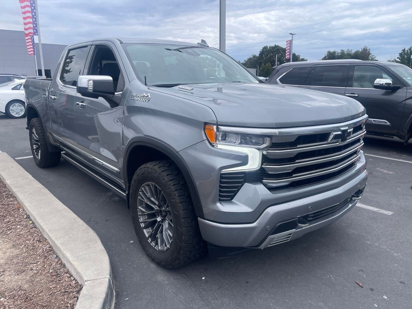 2023 Chevrolet Silverado 1500 High Country — photo 1 of 18